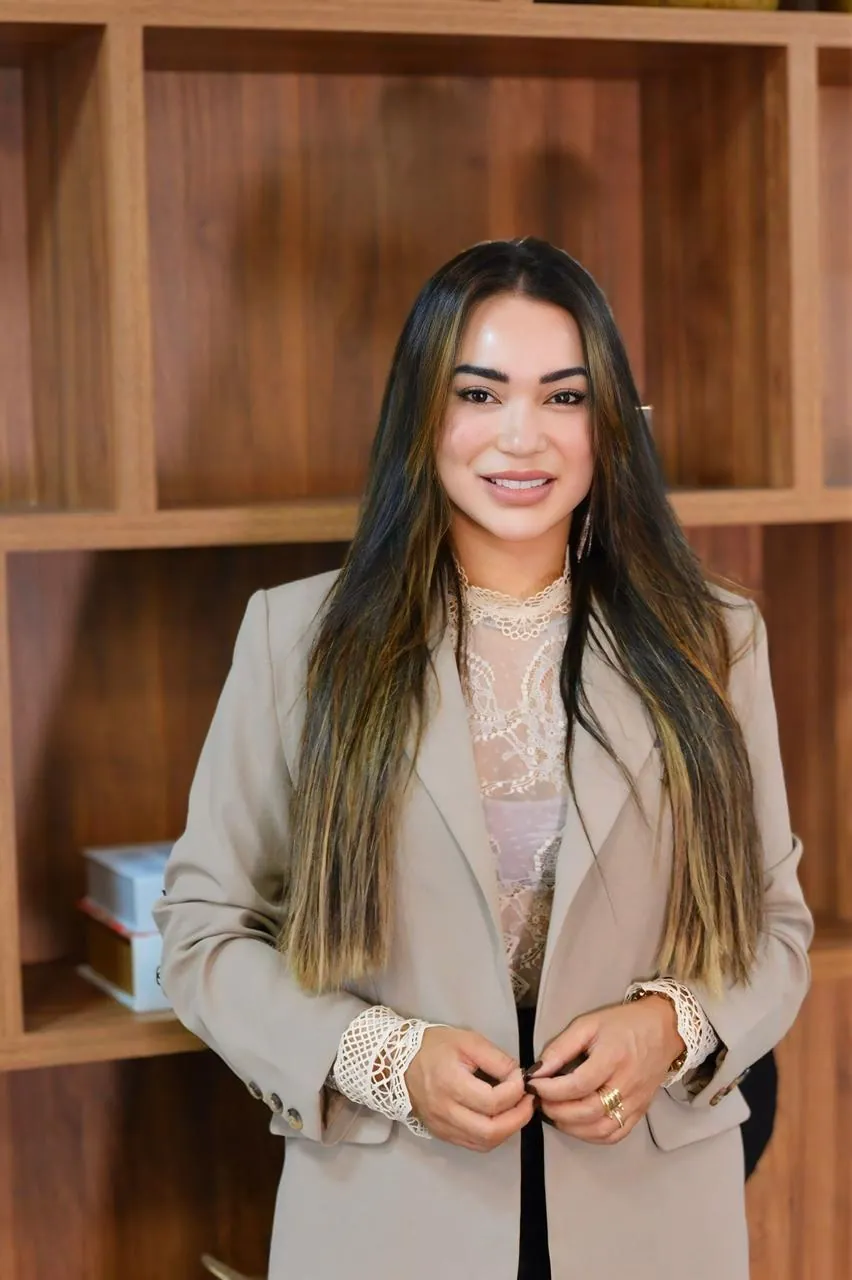 Dra. Sabrina Chaves aplicando botox em Belo Horizonte