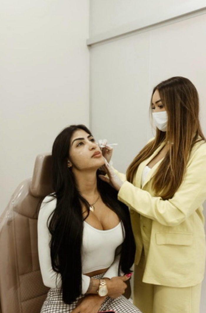 Dra. Sabrina Chaves realizando procedimento de harmonização facial em BH